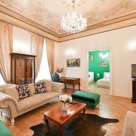 Stunning Charles Bridge Apartment Прага Екстер'єр фото