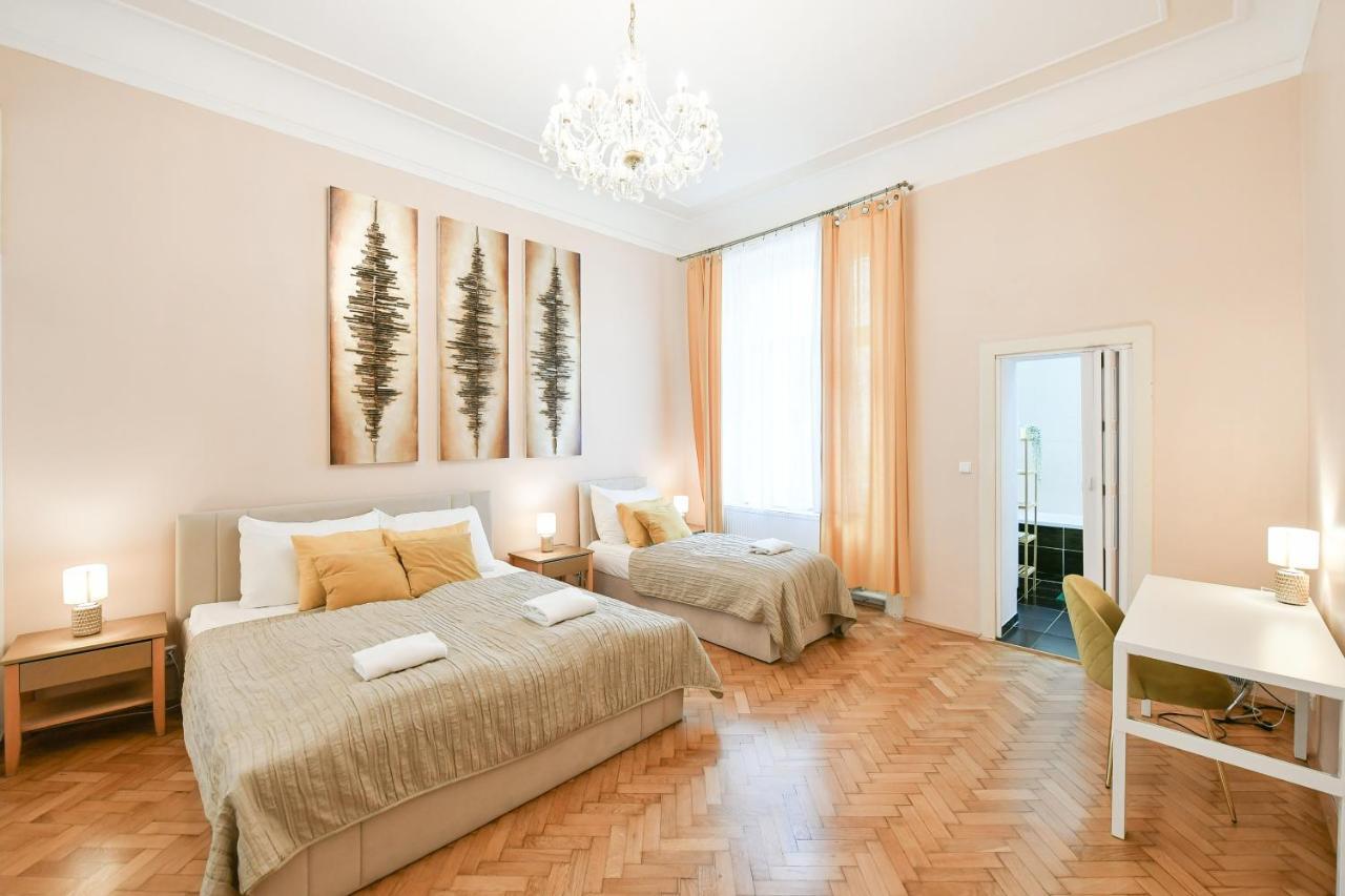 Stunning Charles Bridge Apartment Прага Екстер'єр фото