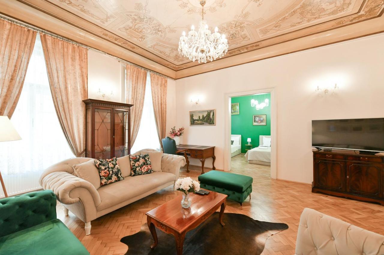 Stunning Charles Bridge Apartment Прага Екстер'єр фото