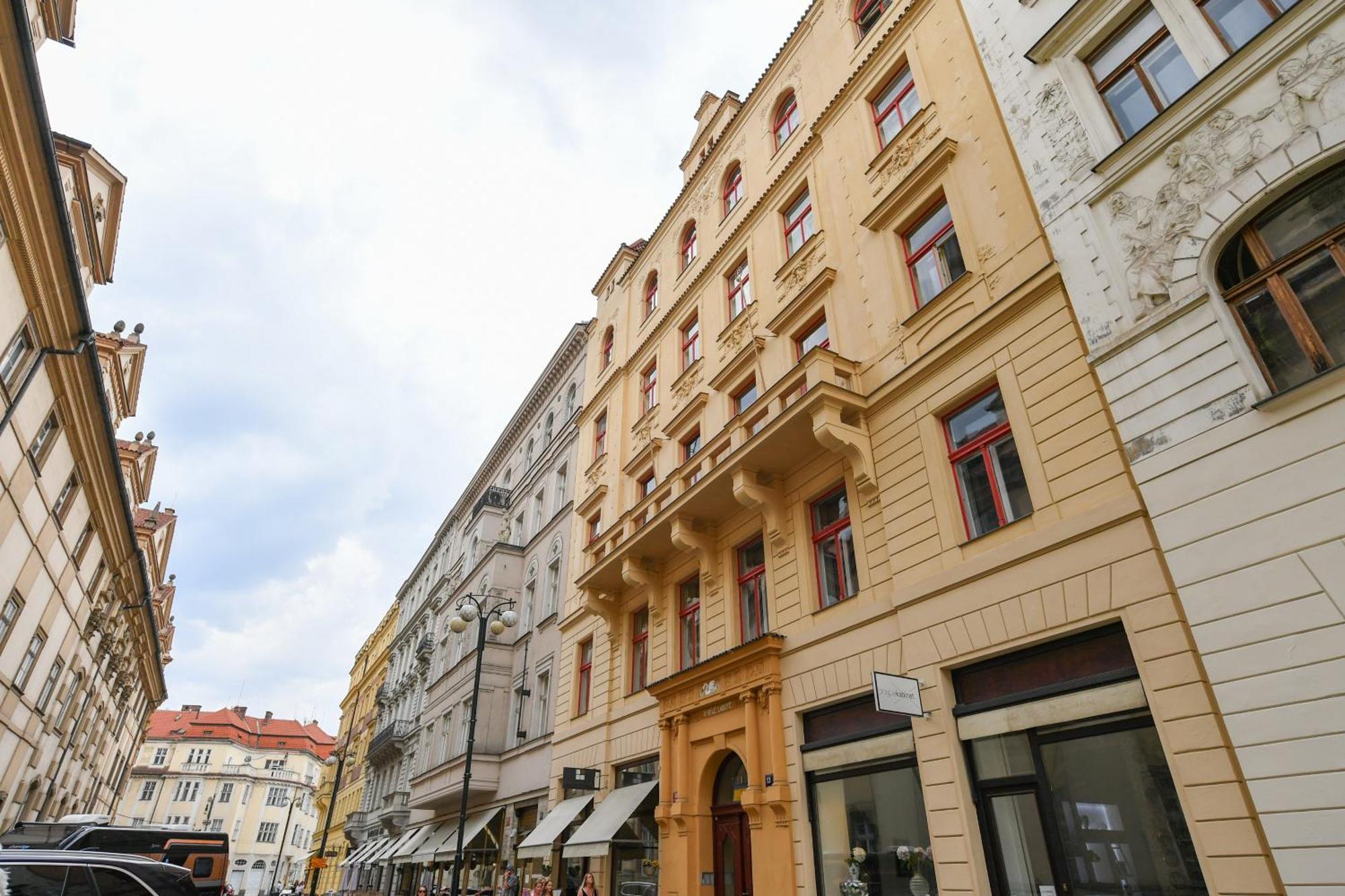 Stunning Charles Bridge Apartment Прага Екстер'єр фото