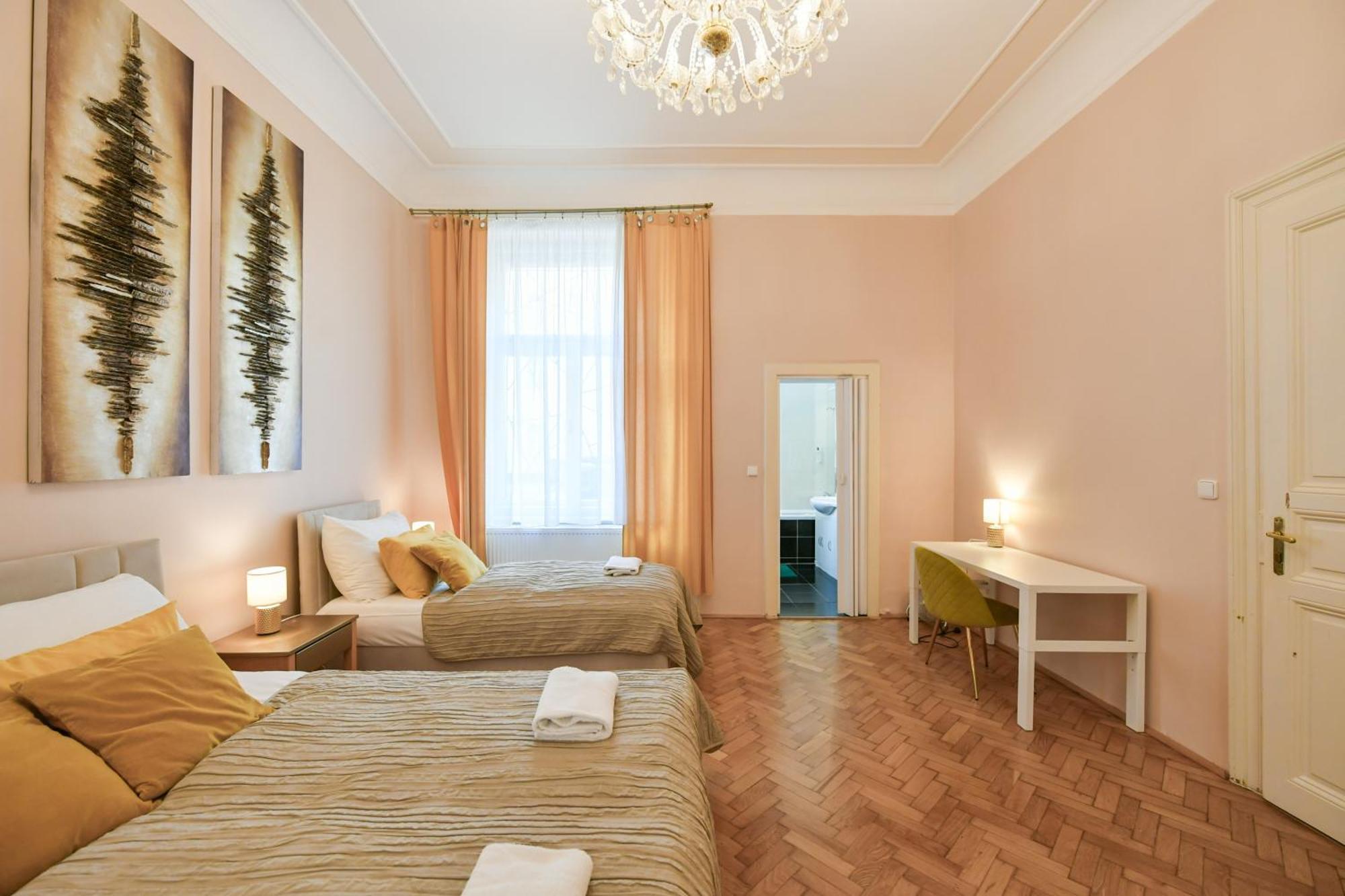 Stunning Charles Bridge Apartment Прага Екстер'єр фото