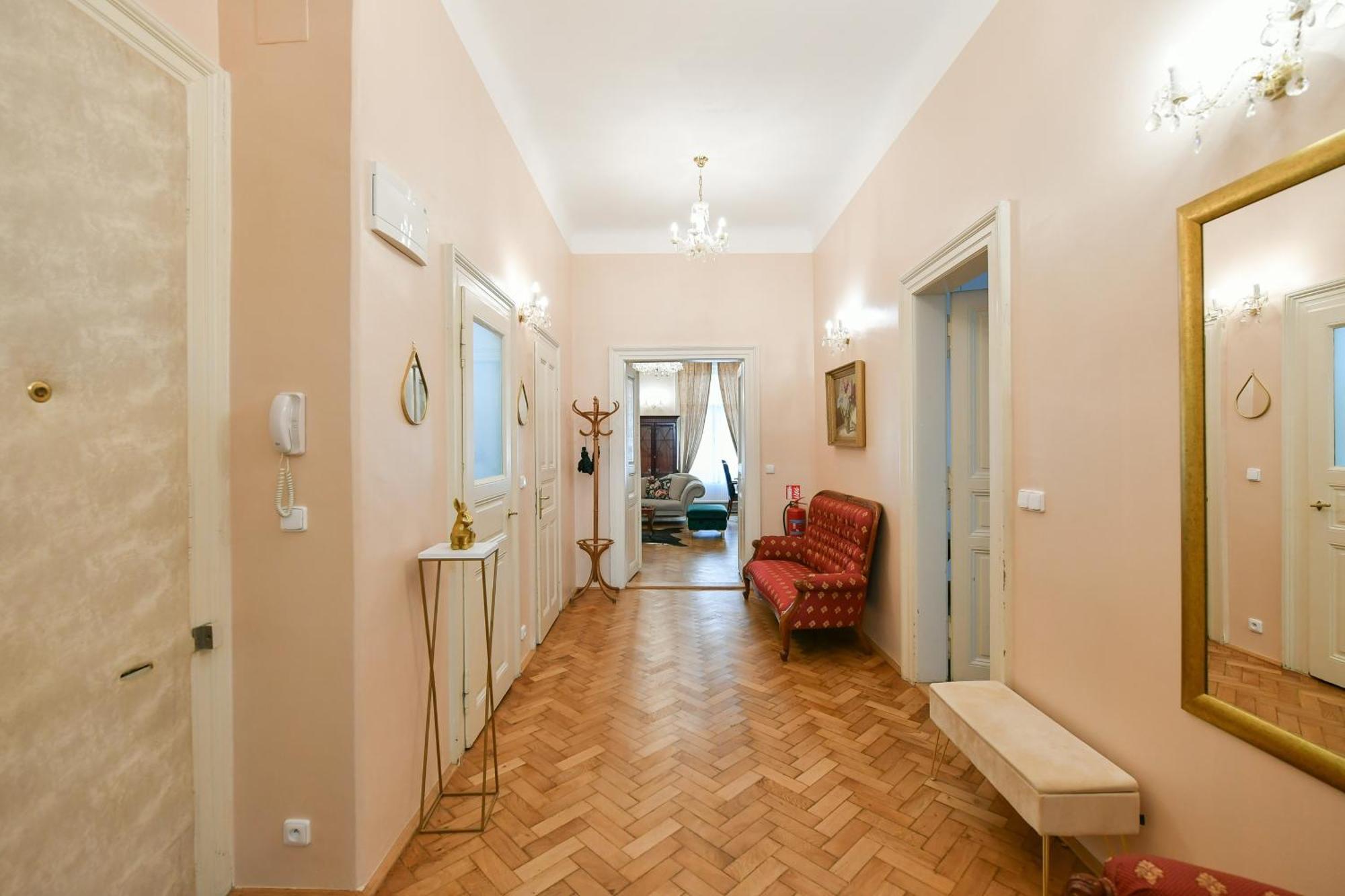 Stunning Charles Bridge Apartment Прага Екстер'єр фото