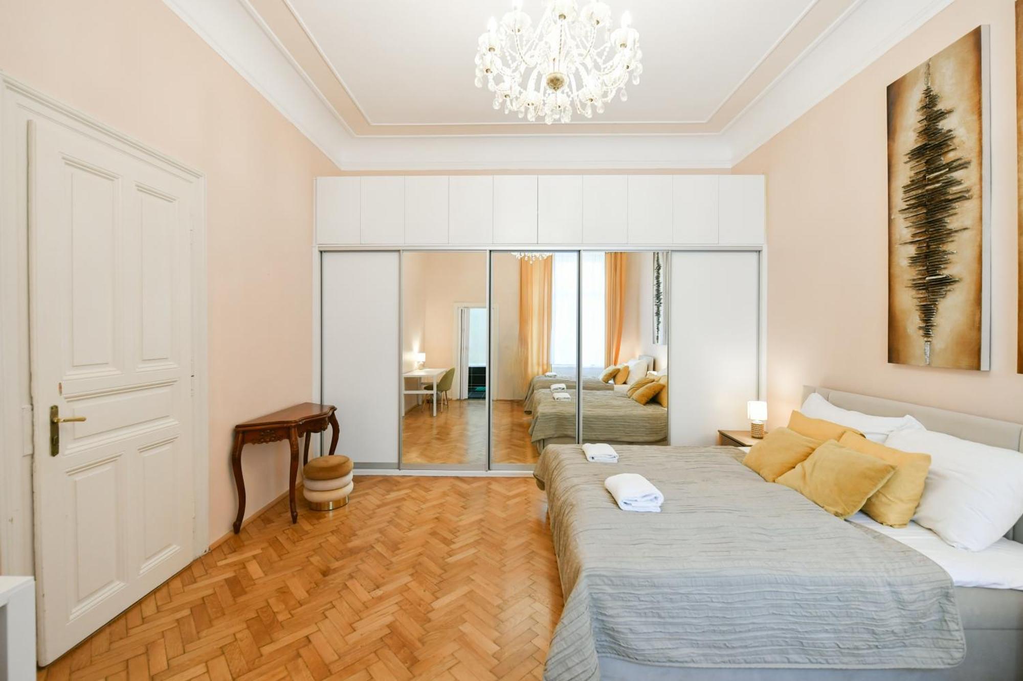 Stunning Charles Bridge Apartment Прага Екстер'єр фото