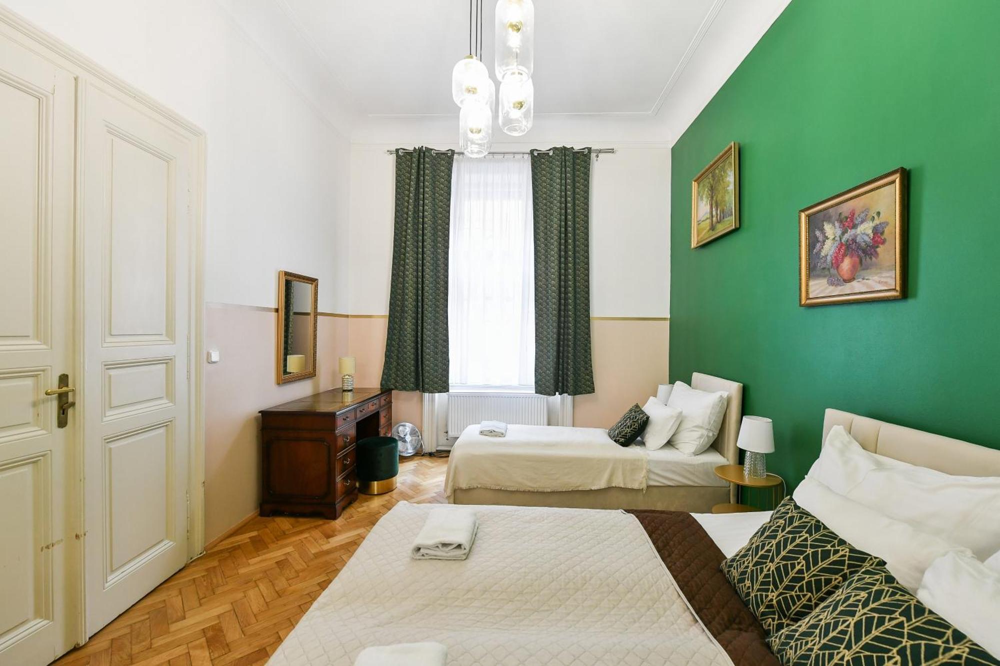 Stunning Charles Bridge Apartment Прага Екстер'єр фото